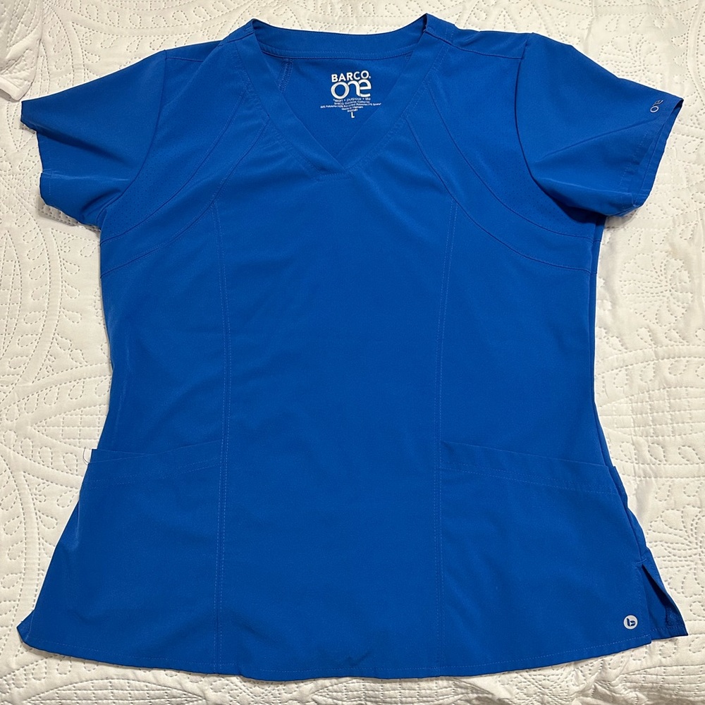 Barco one scrub top